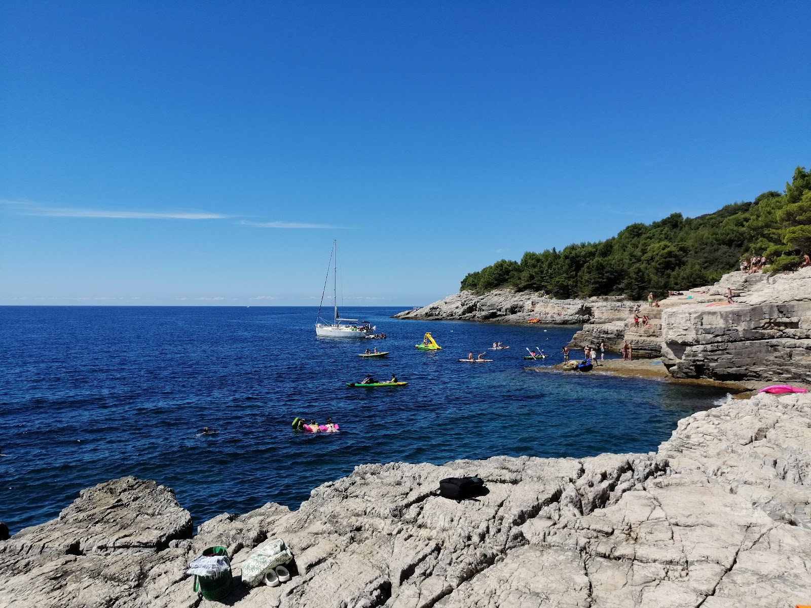 Galebove stijene'in fotoğrafı küçük koy ile birlikte