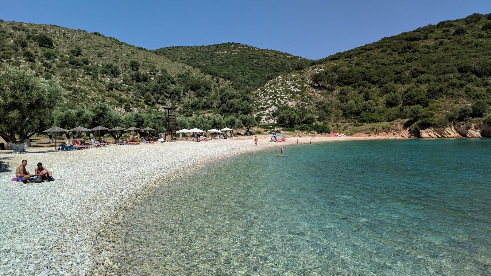 Foto di Filiatro Beach con una superficie del ciottoli beige