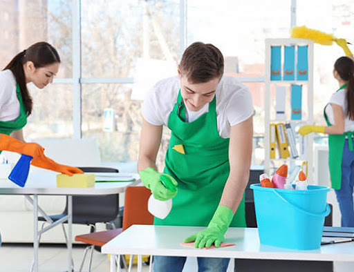 A takarítók egy profi takarító cég Budapesten - Irodatakarítás, Építkezés utáni takarítás, Fertőtlenítő és üzlet takarítás