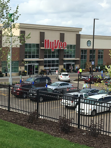 Grocery Store «Hy-Vee», reviews and photos, 1500 Central Park Commons Dr, Eagan, MN 55121, USA