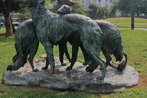Monumento a los Perros image