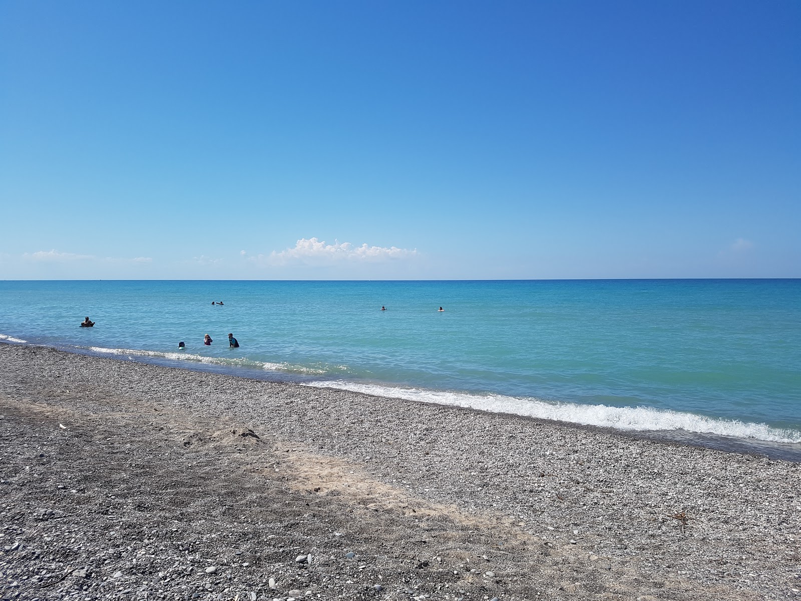 Photo de Burley Beach avec rivage droit, long