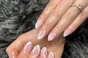 T-luxe Nails image
