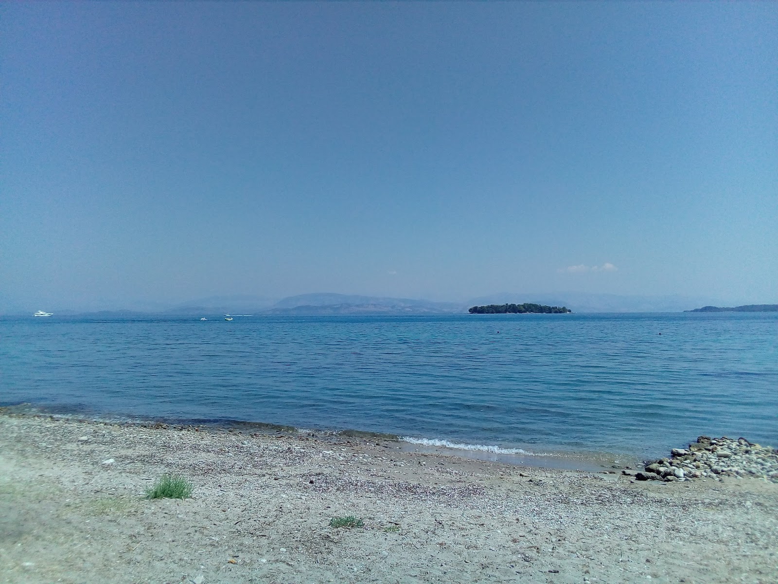 Sotiriotissa beach的照片 带有蓝色纯水表面