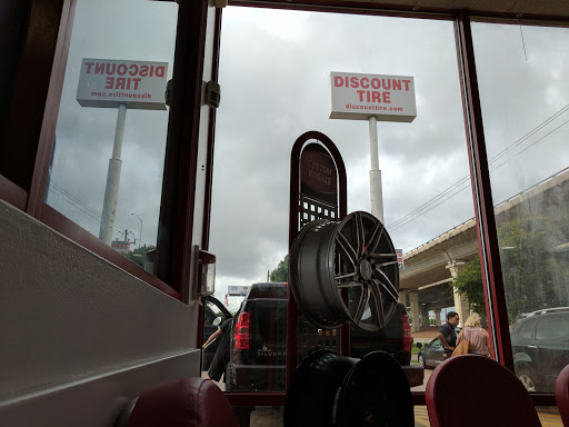 Tire Shop «Discount Tire Store», reviews and photos, 8219 Research Blvd, Austin, TX 78758, USA
