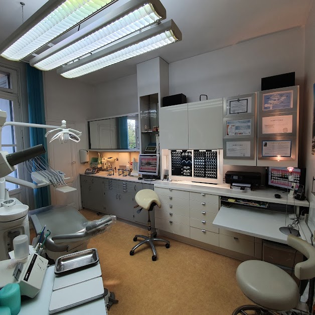 Calluaud Pierre Chirurgie de la gencive et de l'os, pose d'implants dentaires, chirurgie et soins dentaires à Bordeaux