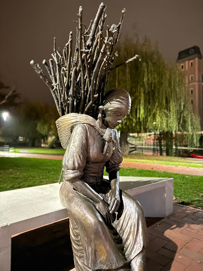 Rőzsehordó nő szobor