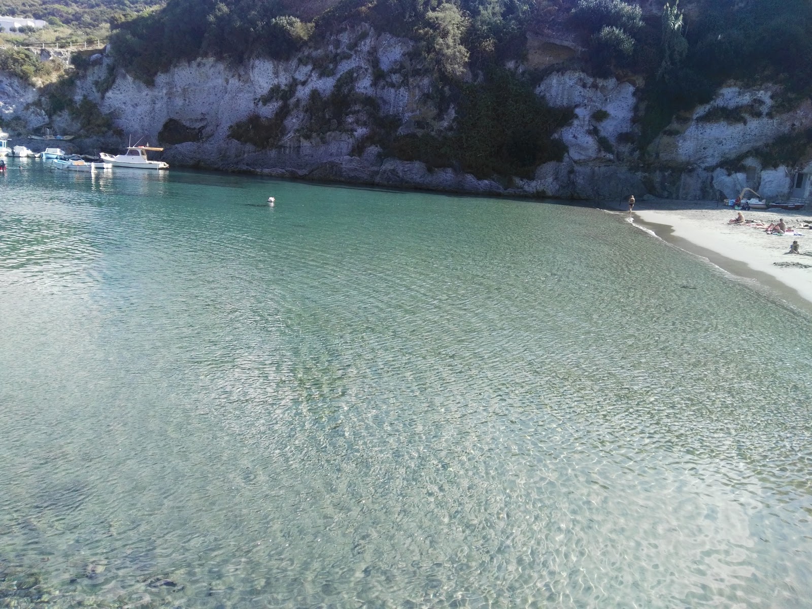 Foto van Cala Feola Beach ondersteund door kliffen