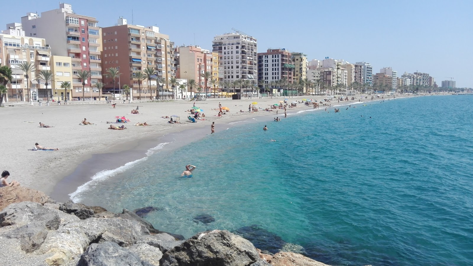 Foto av Playa del Zapillo med beige skalsand yta