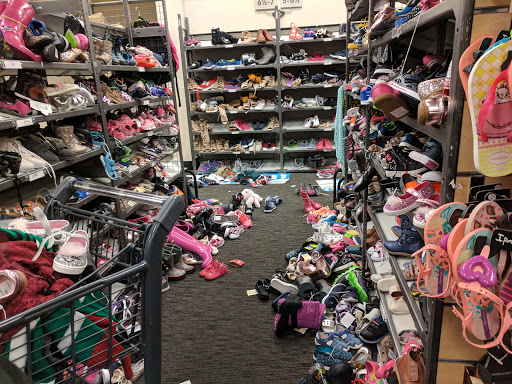 Department Store «Nordstrom Rack Burbank Empire Center», reviews and photos, 1601 N Victory Pl, Burbank, CA 91502, USA