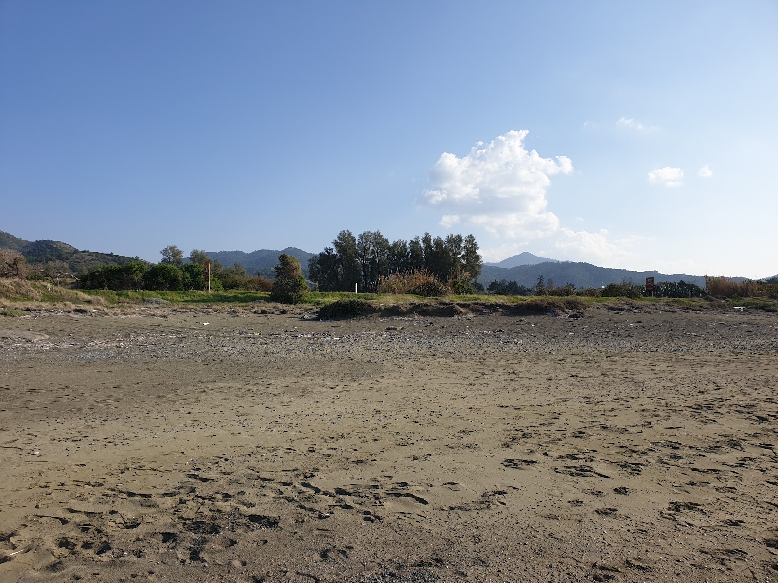Sotiroulla beach的照片 带有碧绿色纯水表面