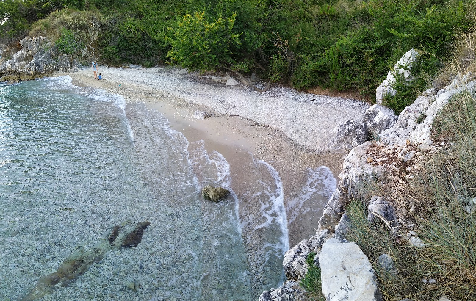 Foto von Lida's beach II mit kleine, beiger kiesel Oberfläche