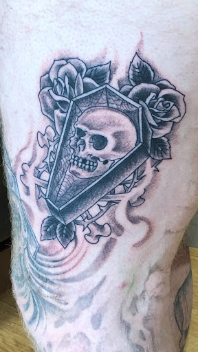 Tattoo Shop «Nine Lives Tattoo», reviews and photos, 61 N Holladay Dr, Seaside, OR 97138, USA