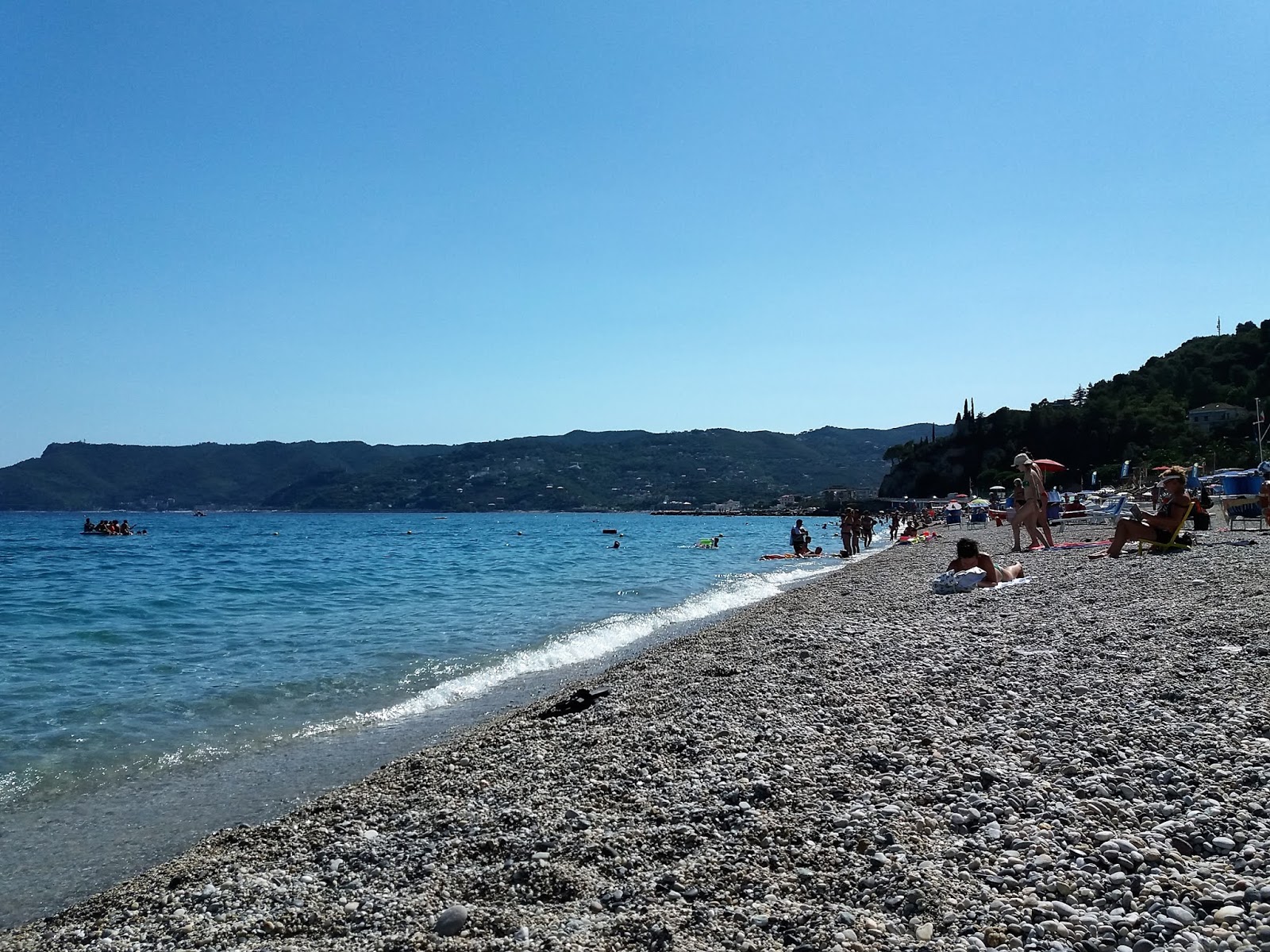 Foto von Spiaggia di Spotorno und die siedlung