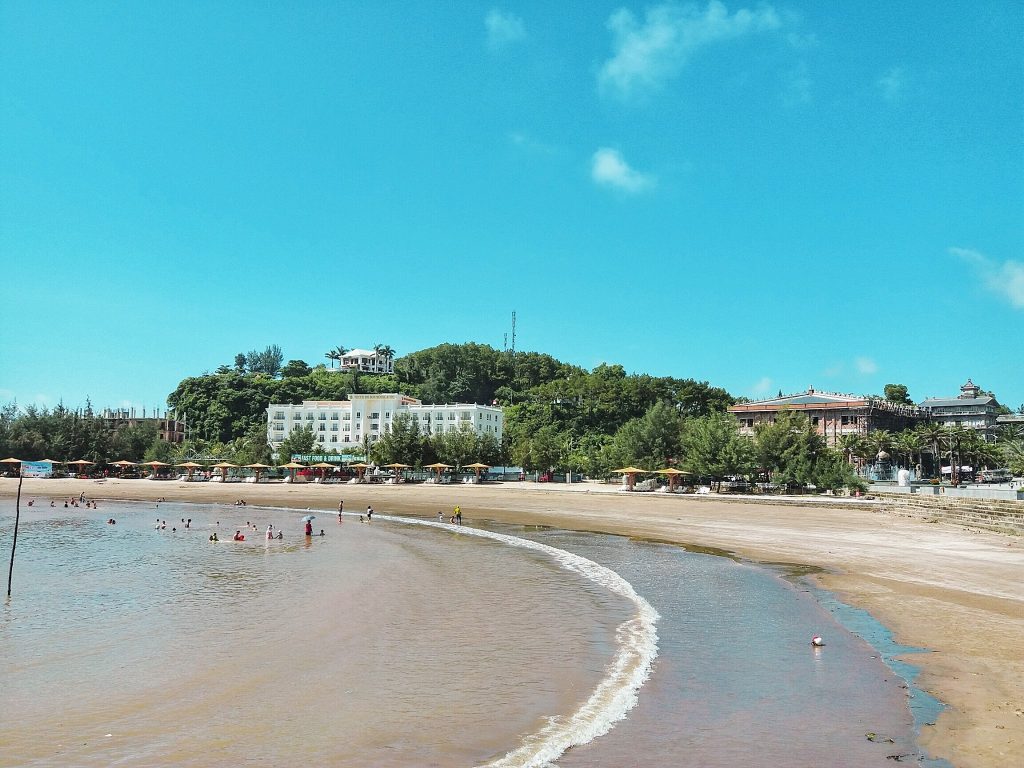 Fotografija Do Son Beach priljubljeno mesto med poznavalci sprostitve