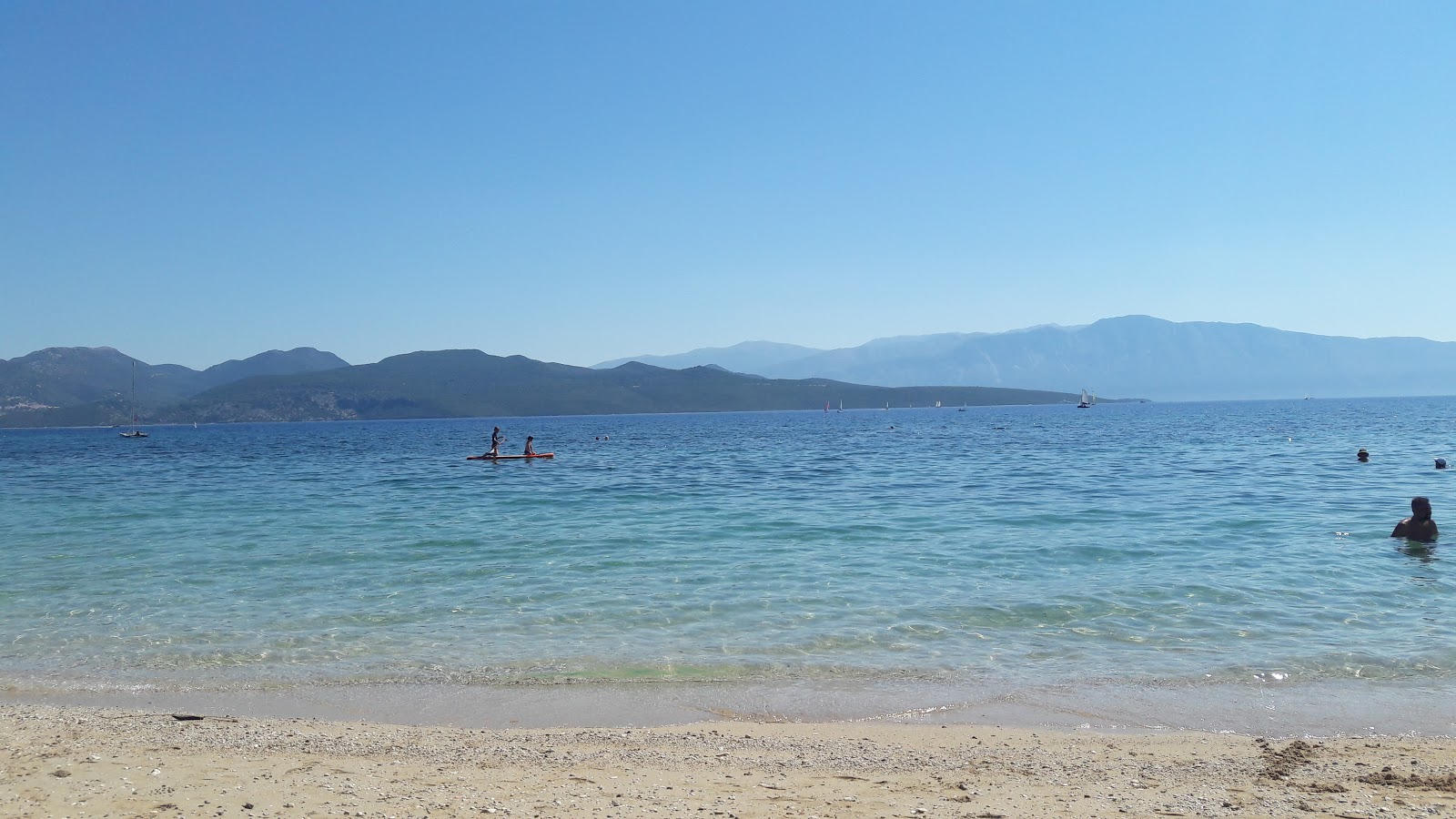 Foto di Nikiana Beach III sorretto da scogliere