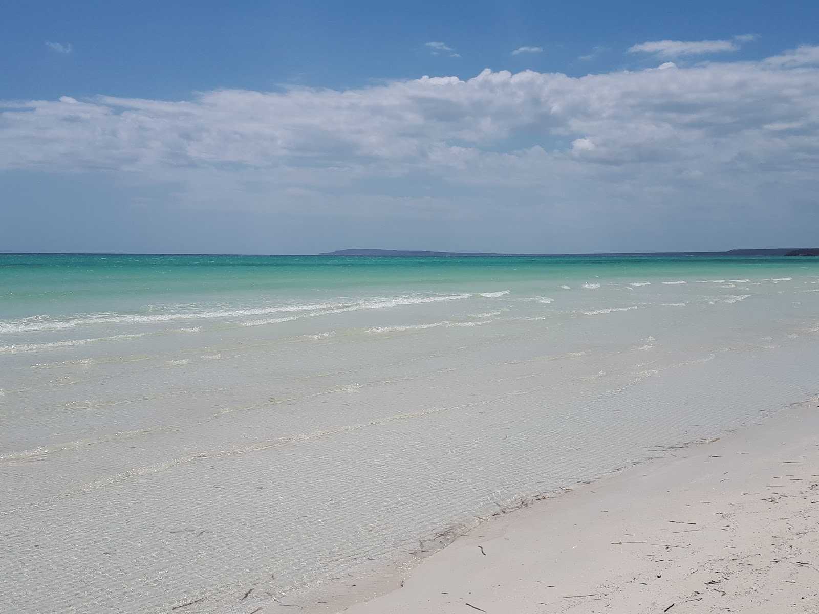 Valokuva Blanca beachista. pinnalla turkoosi puhdas vesi:n kanssa