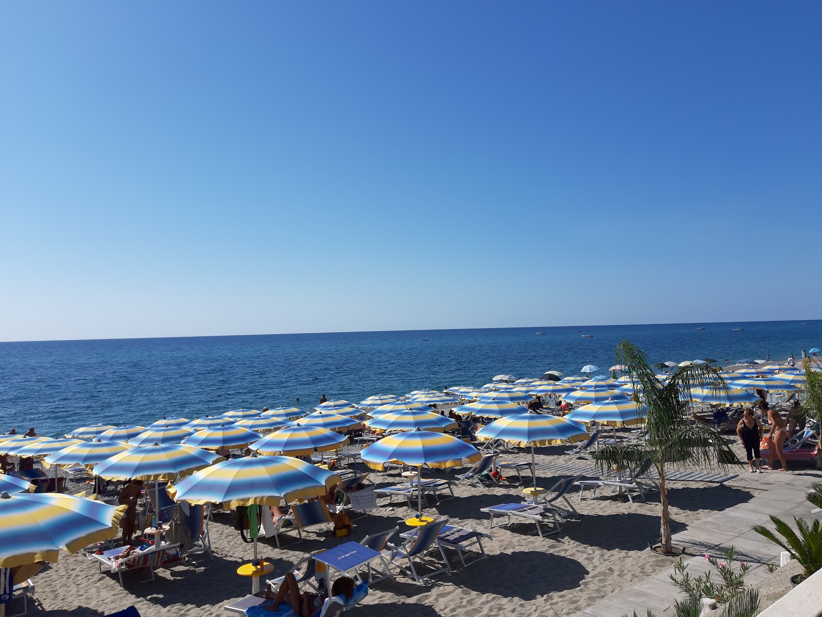 Locri beach'in fotoğrafı gri ince çakıl taş yüzey ile