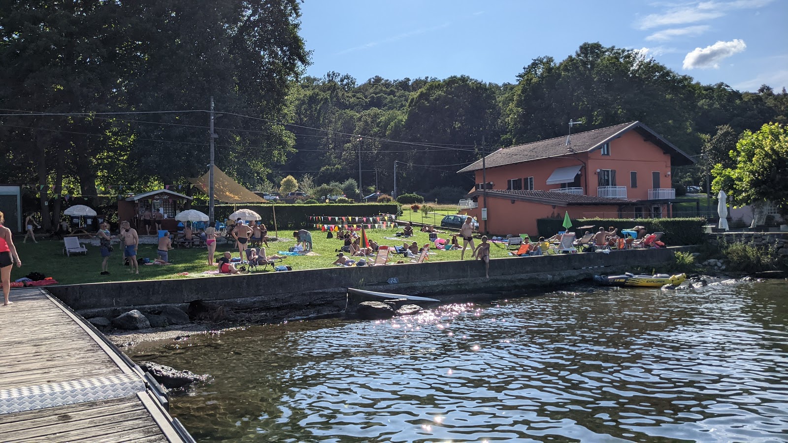 Foto di Spiaggia comunale Pascolo con una superficie del erba