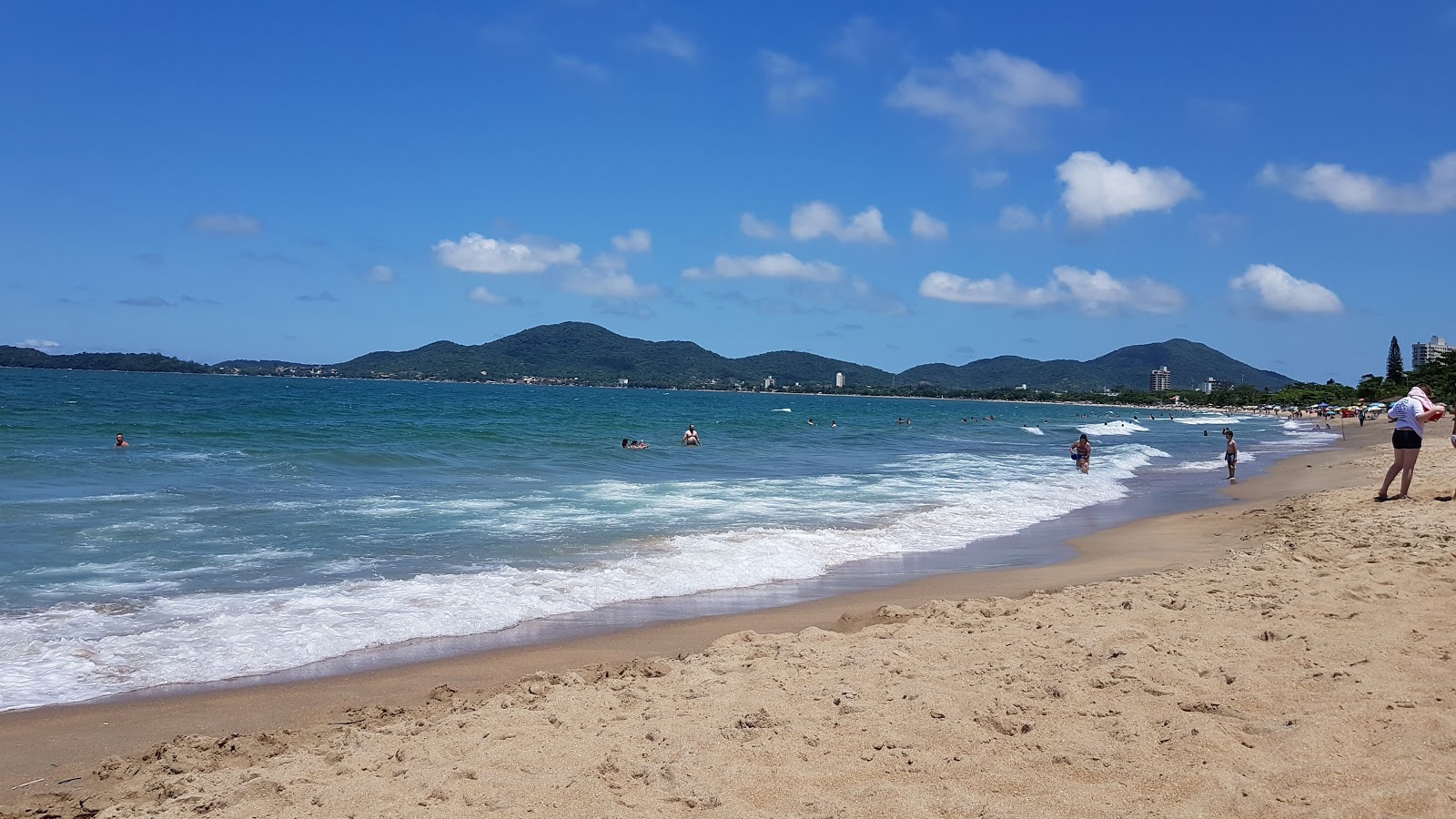 Foto von Armação Strand mit beiger sand Oberfläche