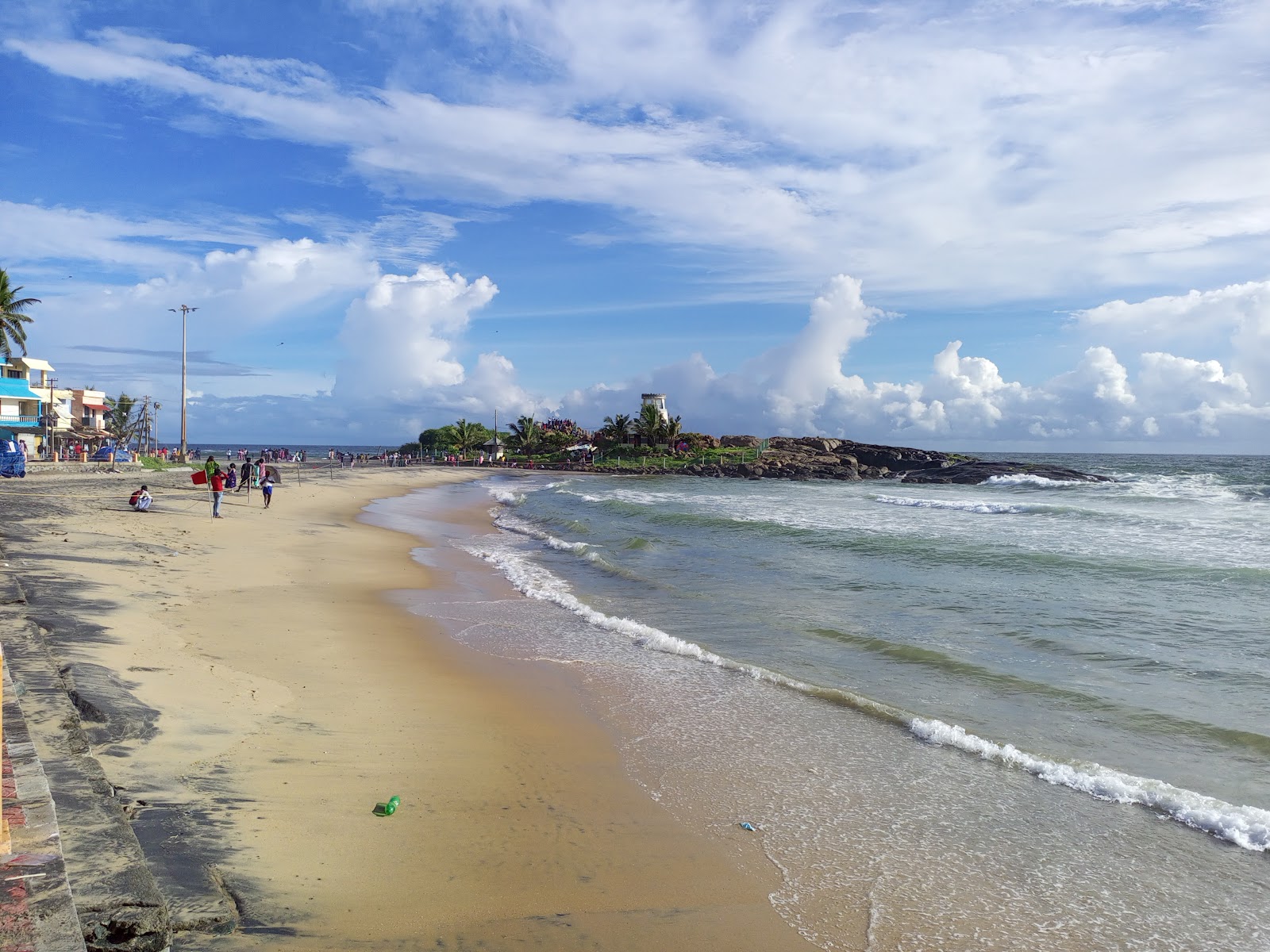 Fotografie cu Kovalam Beach cu o suprafață de apa pură turcoaz