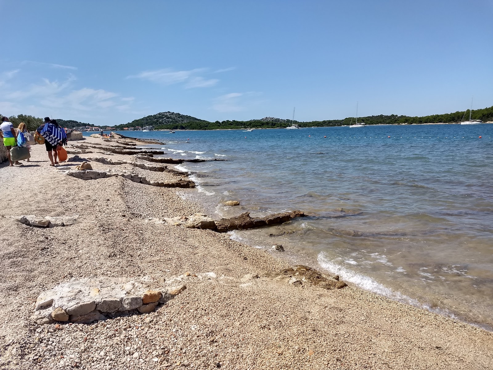 Fotografie cu Kolentum beach cu o suprafață de apa pură turcoaz