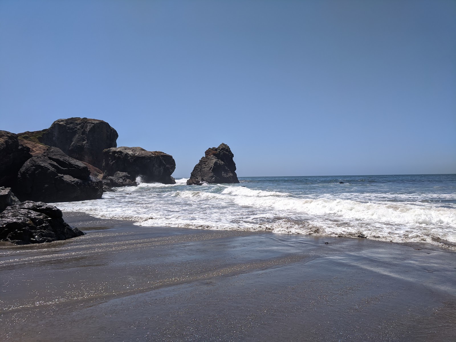 Foto von Red Rock Beach von Klippen umgeben