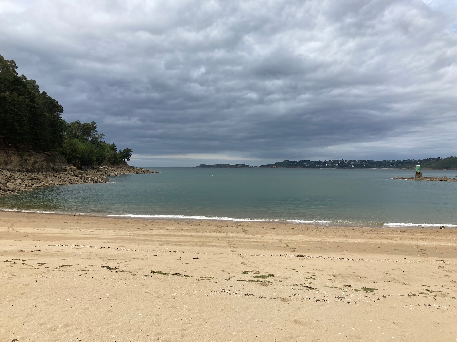 Foto von Plage de Kirio mit türkisfarbenes wasser Oberfläche