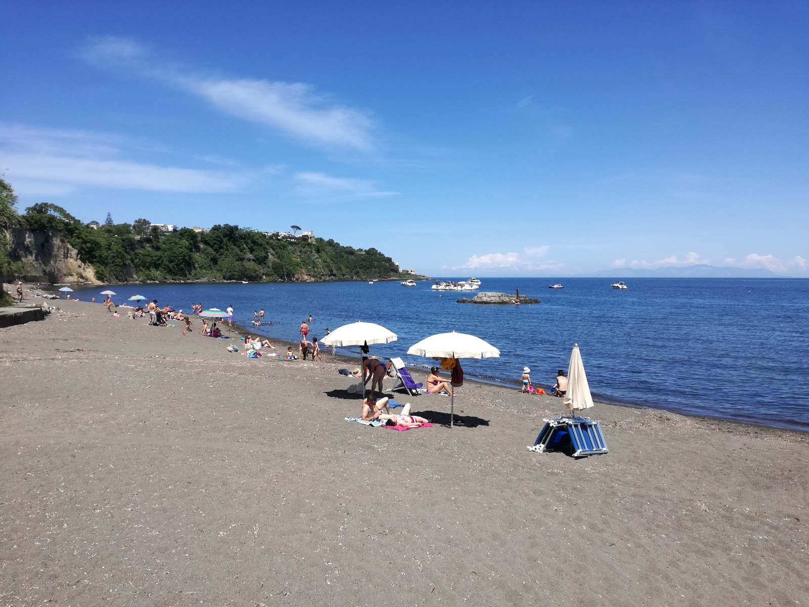 Spiaggia di Silurenza的照片 带有灰色细卵石表面