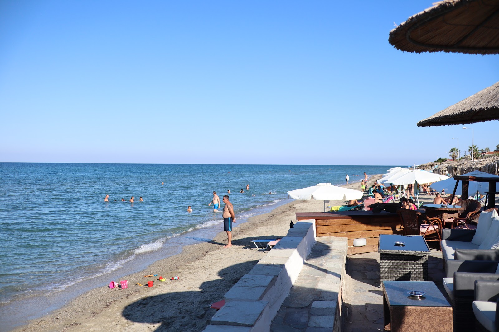 Foto af Nea Mesangala beach med grønt vand overflade