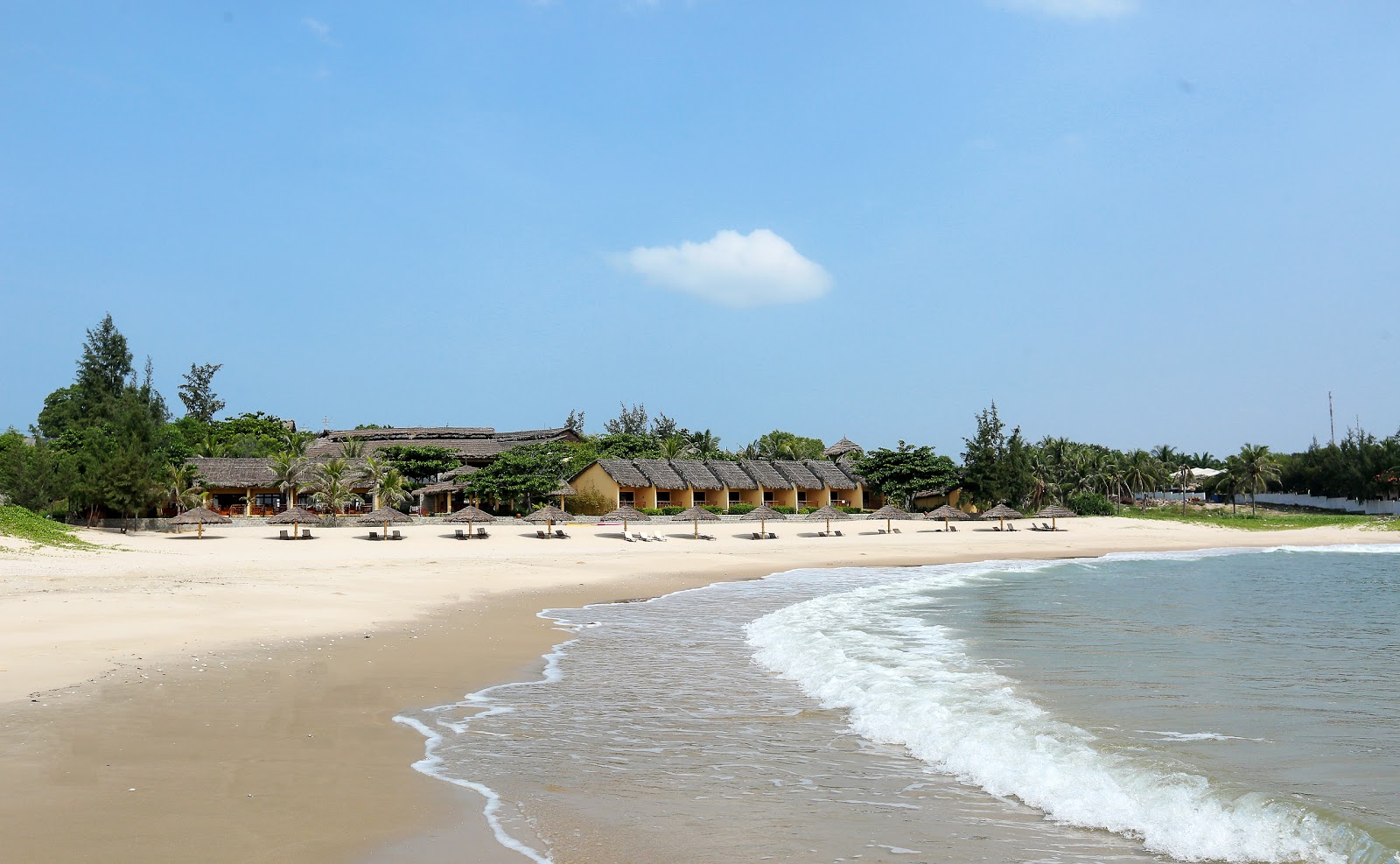 Foto de Phu Hai Beach com areia fina e brilhante superfície