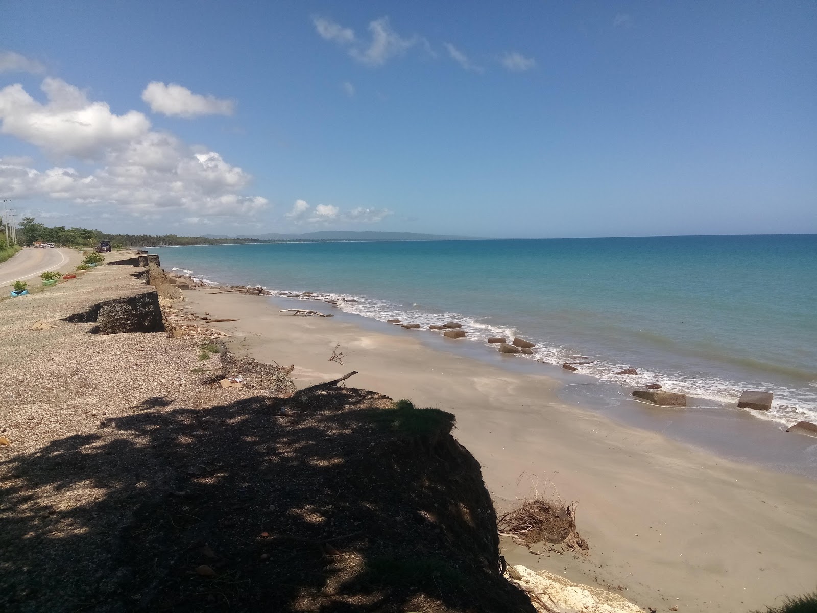 Photo de Playa la Ermita avec l'eau turquoise de surface