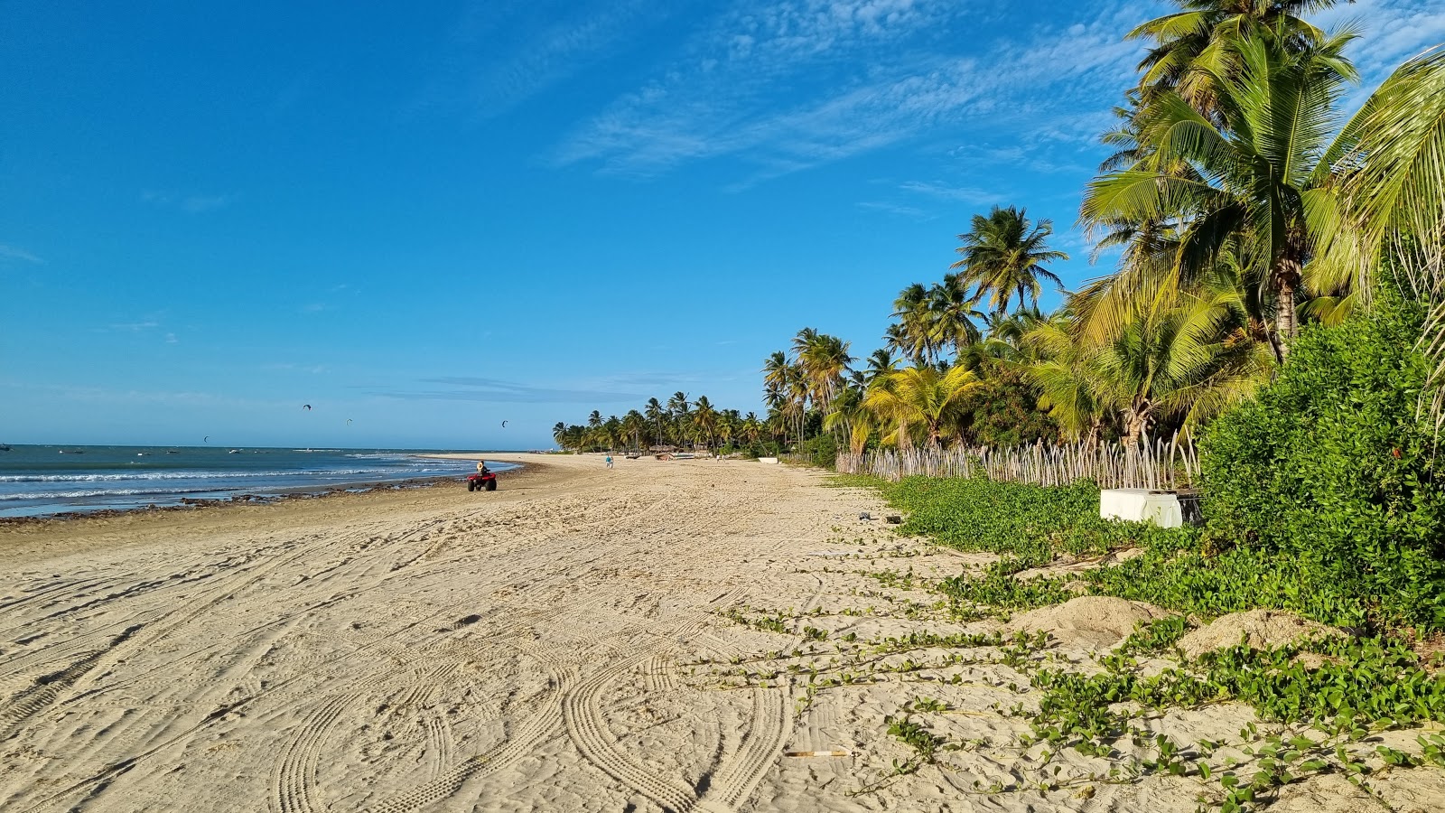 Φωτογραφία του Praia de Amontada με φωτεινή άμμος επιφάνεια