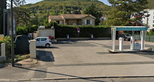 Borne de recharge de véhicules électriques IZIVIA Grand Lyon Station de recharge Couzon-au-Mont-d'Or