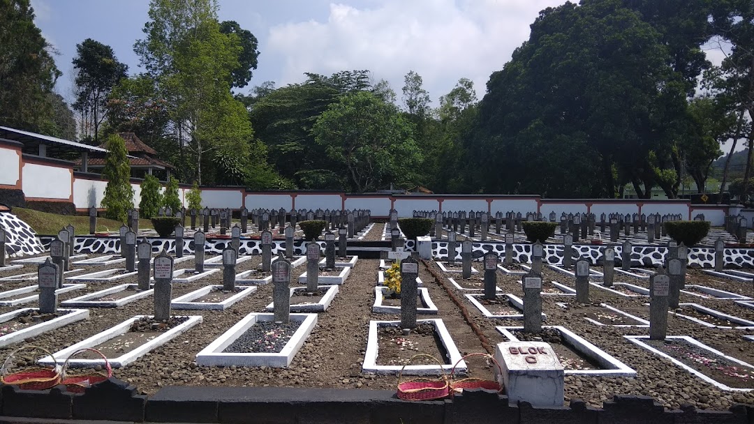 Tempat Pemakaman Umum Giriloyo