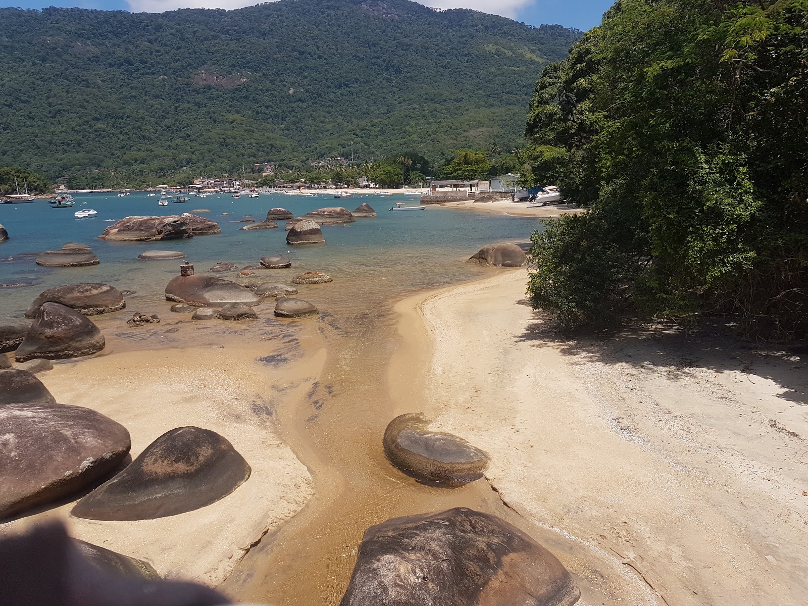 Praia Preta'in fotoğrafı uçurumlarla desteklenmiş