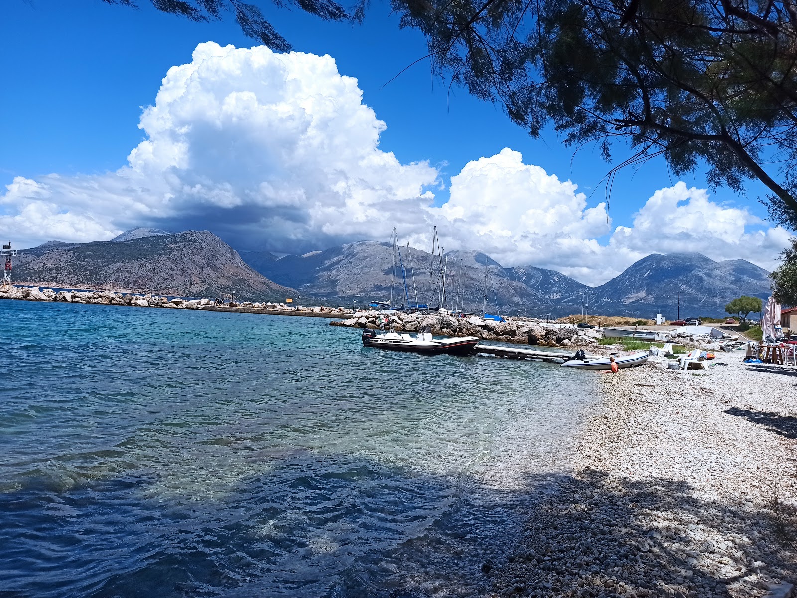 Foto di Episkopis - Gerolimis con spiaggia spaziosa