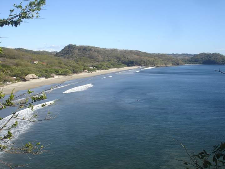 Foto de Praia El Coco com linha costeira longa e reta