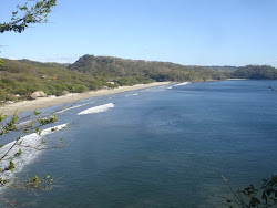 Foto de Praia El Coco com linha costeira longa e reta