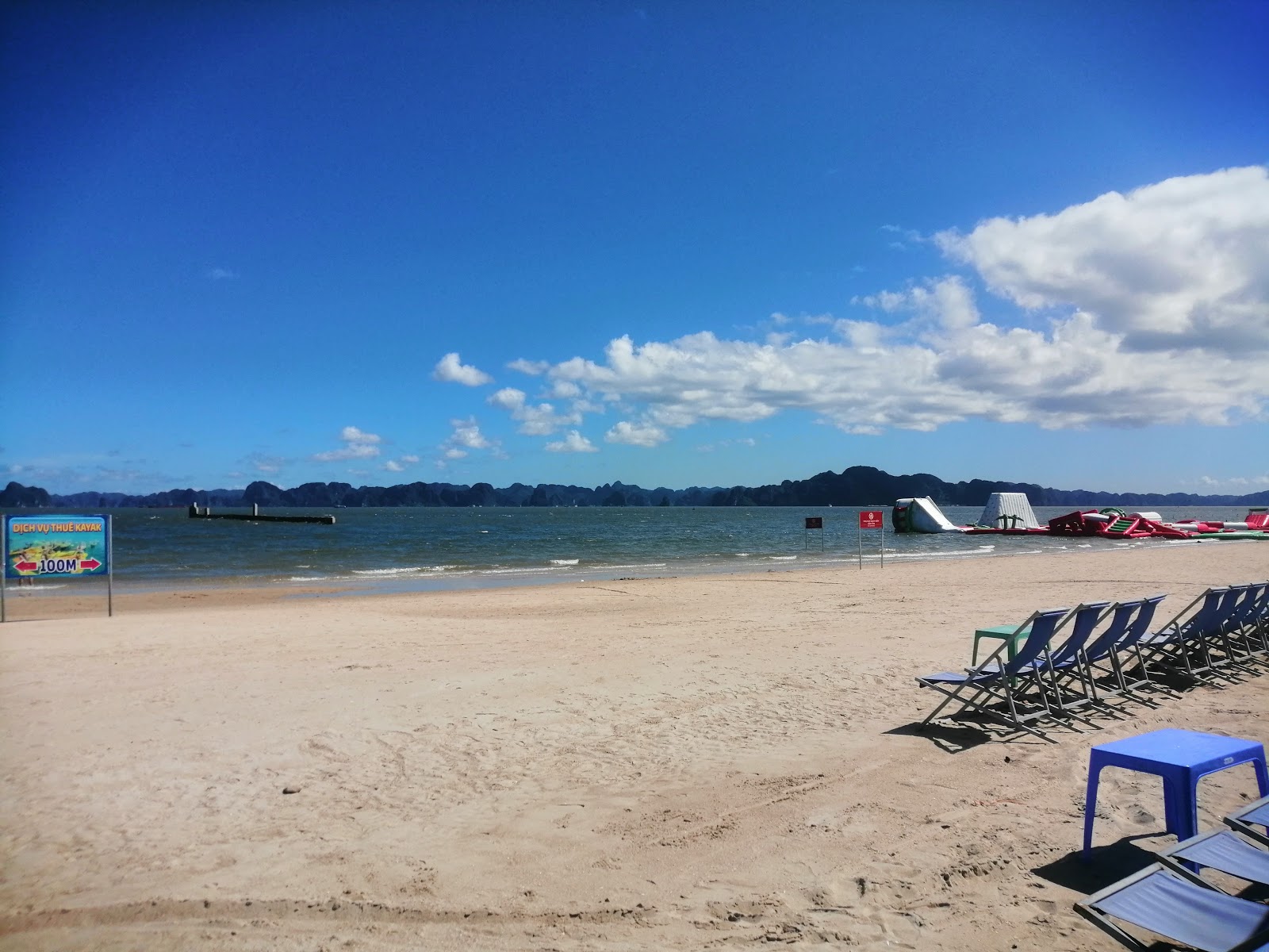 Foto de Bai Chay Beach con algo limpia nivel de limpieza