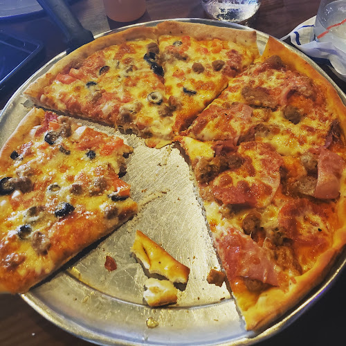 #11 best pizza place in Fayetteville - Mojo's Pints & Pies