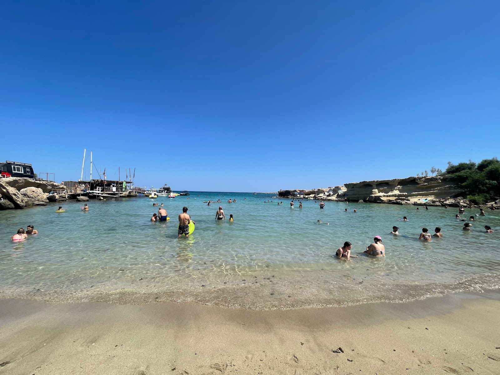 Foto von Green Bay Beach umgeben von Bergen