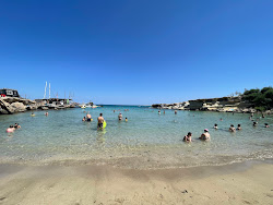 Foto von Green Bay Beach umgeben von Bergen