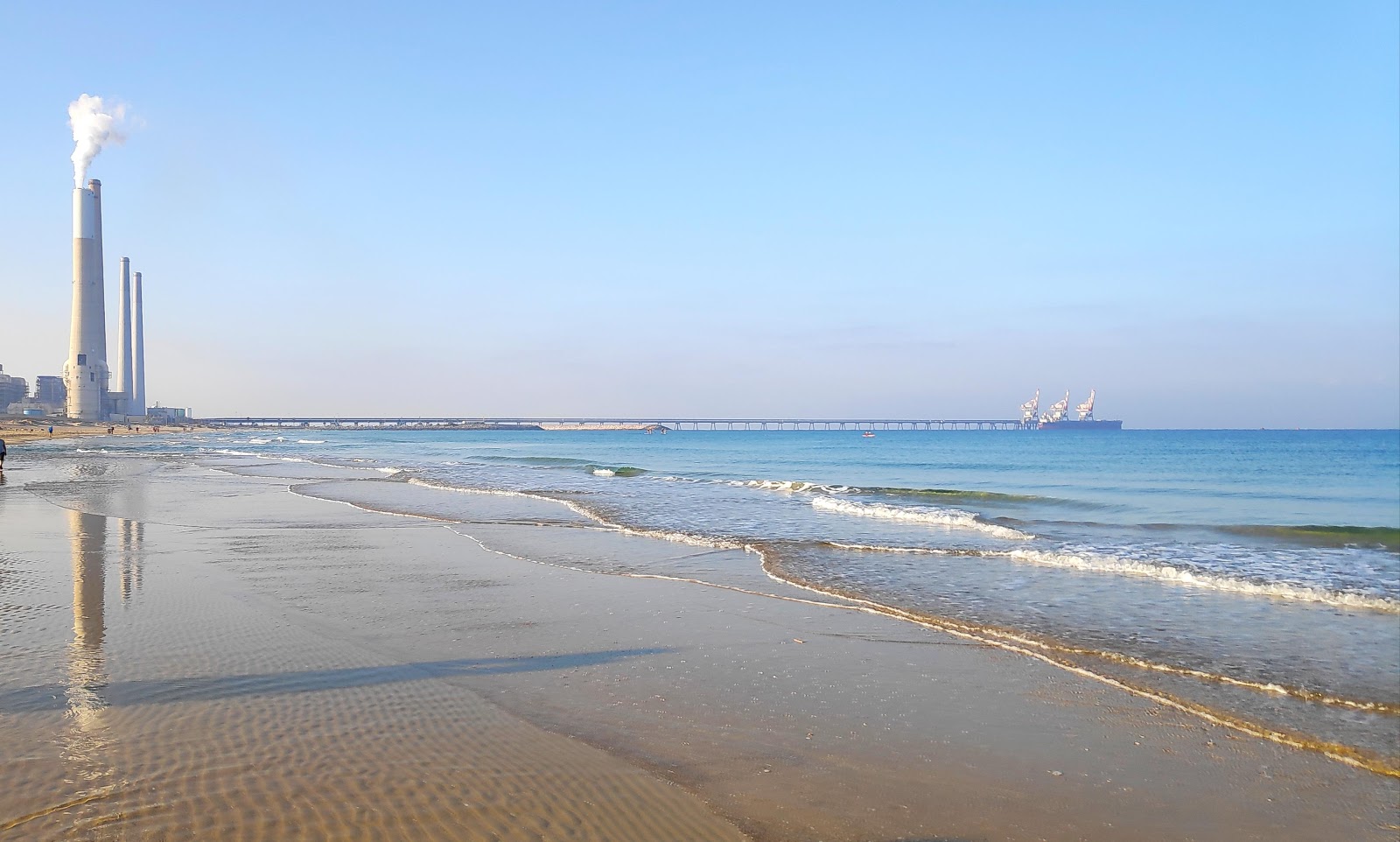 Fotografija Cochav Hayam z svetel pesek površino