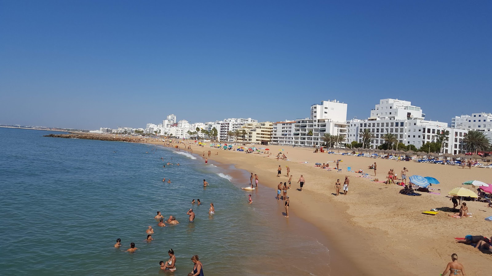 Fotografie cu Praia de Quarteira - locul popular printre cunoscătorii de relaxare