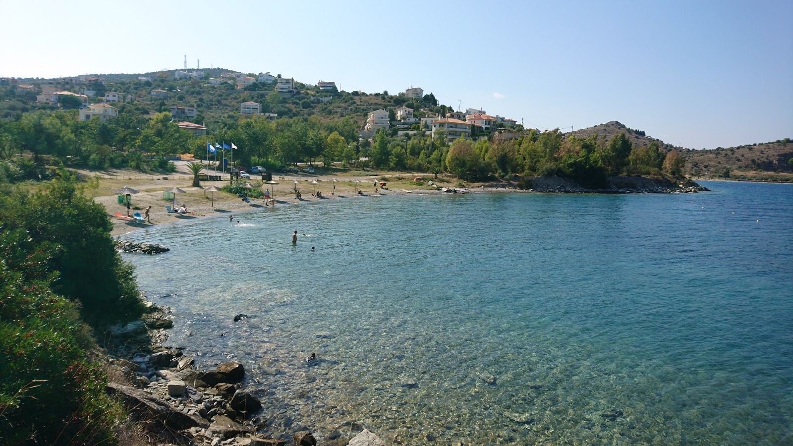 Foto von Soros 3 beach mit schwarzer sand & kiesel Oberfläche
