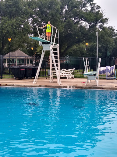 Outdoor swimming pools in Houston