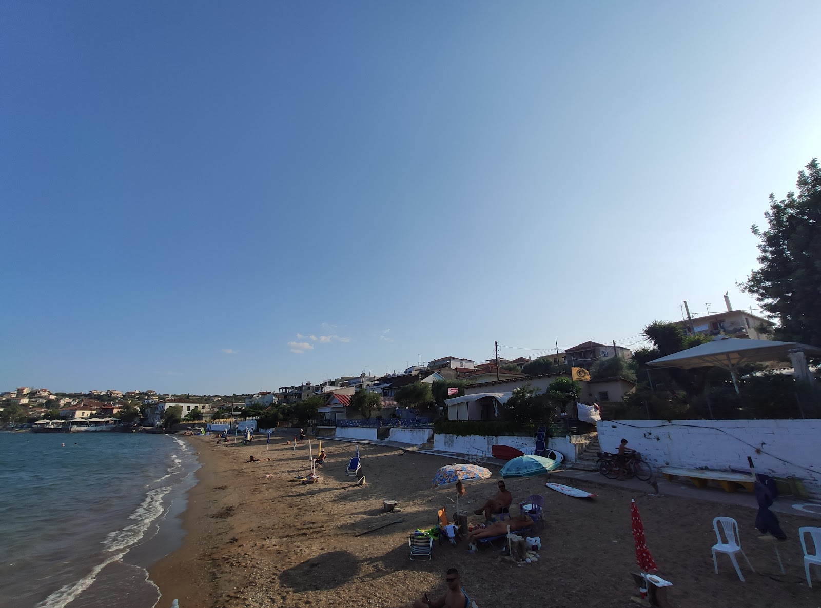 Liar beach'in fotoğrafı geniş bir kıyı şeridi ile birlikte