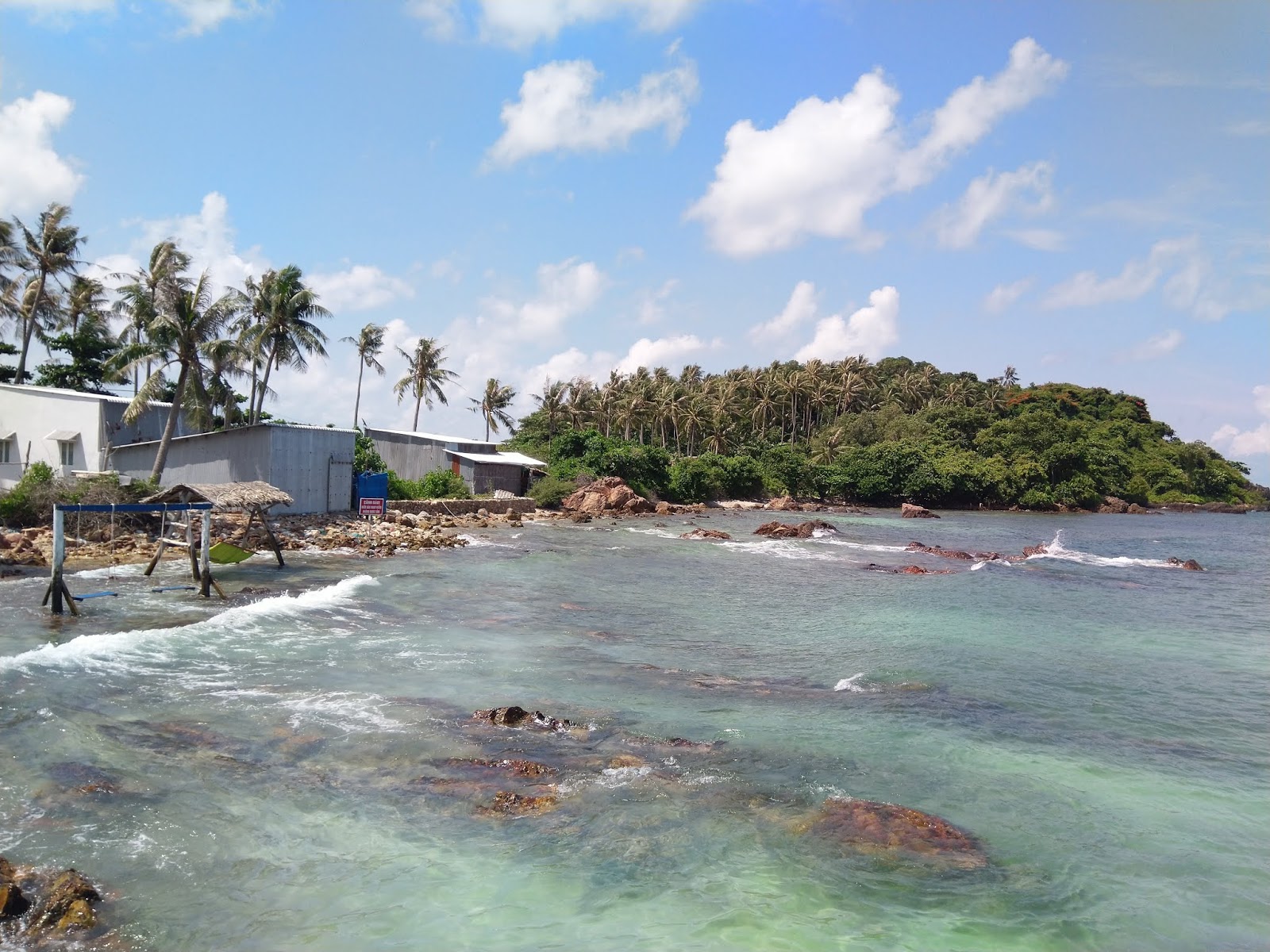 Photo of Hon Mau Beach and the settlement