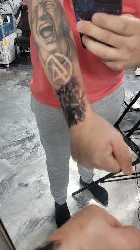 Tattoo Shop «Surreal Tattoo Studio - Kansas City Tattoo Shop», reviews and photos, 1222 W 39th St, Kansas City, MO 64111, USA